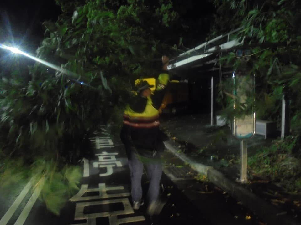 利奇馬颱風襲台，警不畏強風排除竹子樹
