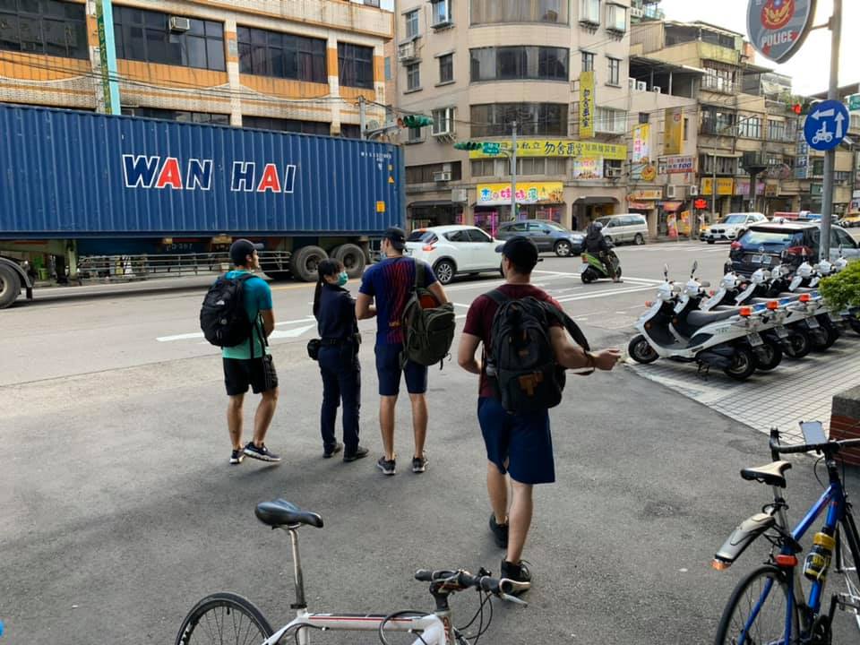 美籍男自行車旅遊求助警,暖警外語引導助找路